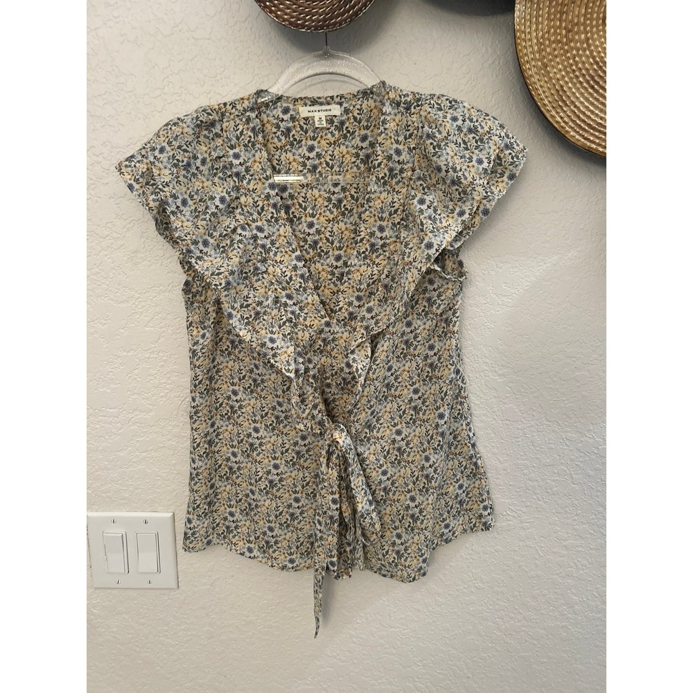 Max Studio floral‎ blouse v neck size M